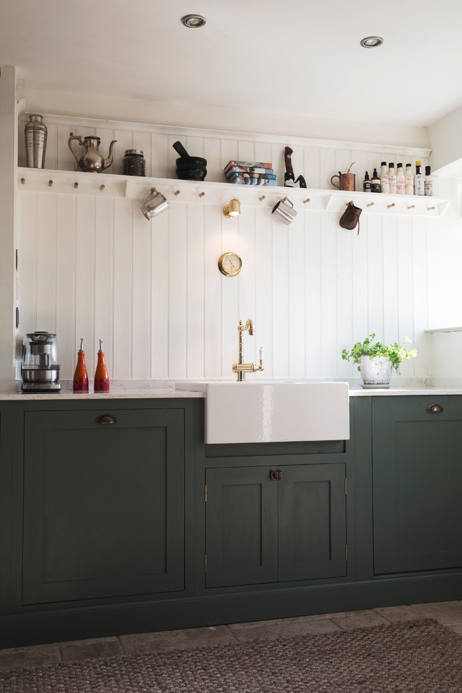 Idéer för att renovera ett mellanstort rustikt vit vitt kök, med släta luckor, gröna skåp, stänkskydd med metallisk yta och klinkergolv i terrakotta