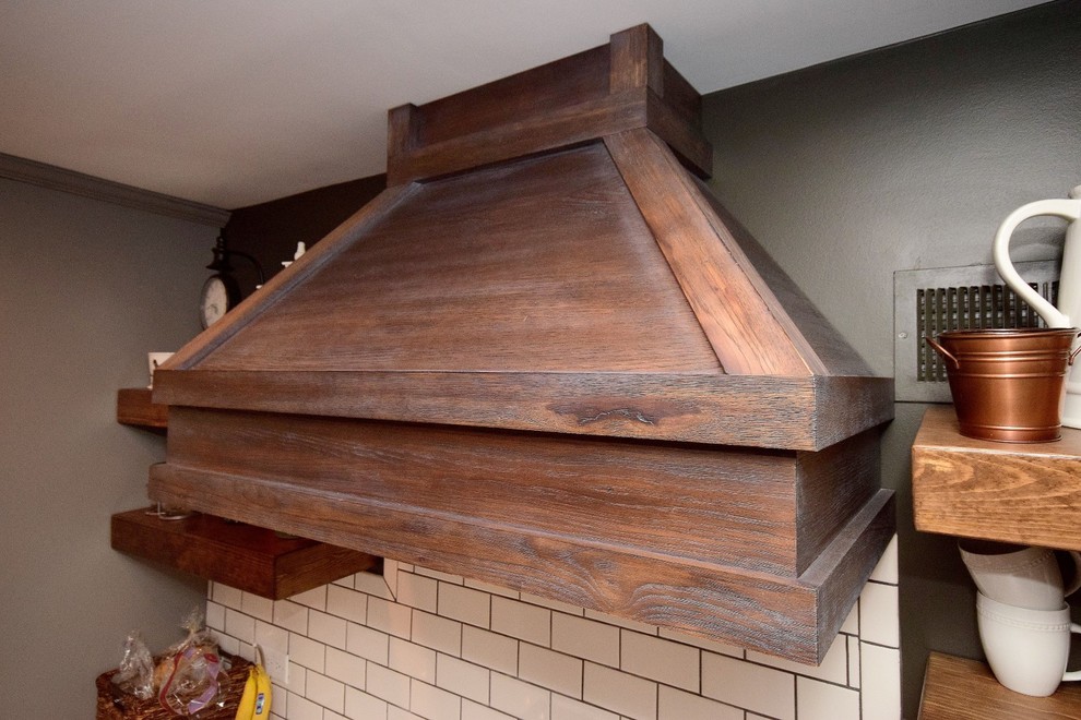 Kleine Stilmix Küche mit Schrankfronten im Shaker-Stil, braunen Schränken, Arbeitsplatte aus Holz und Kücheninsel in Chicago