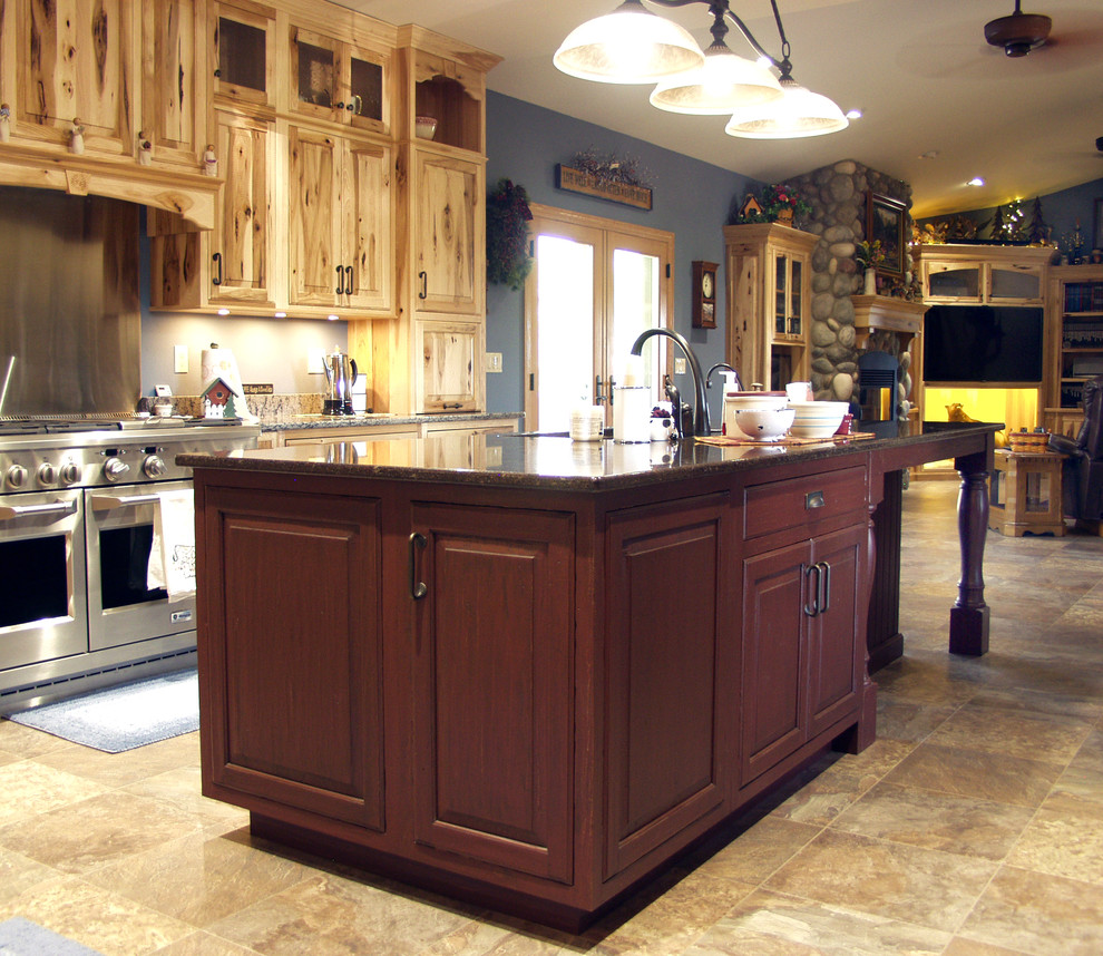 Rustic Hickory Kitchen with handscaped island - Rústico - Cocina