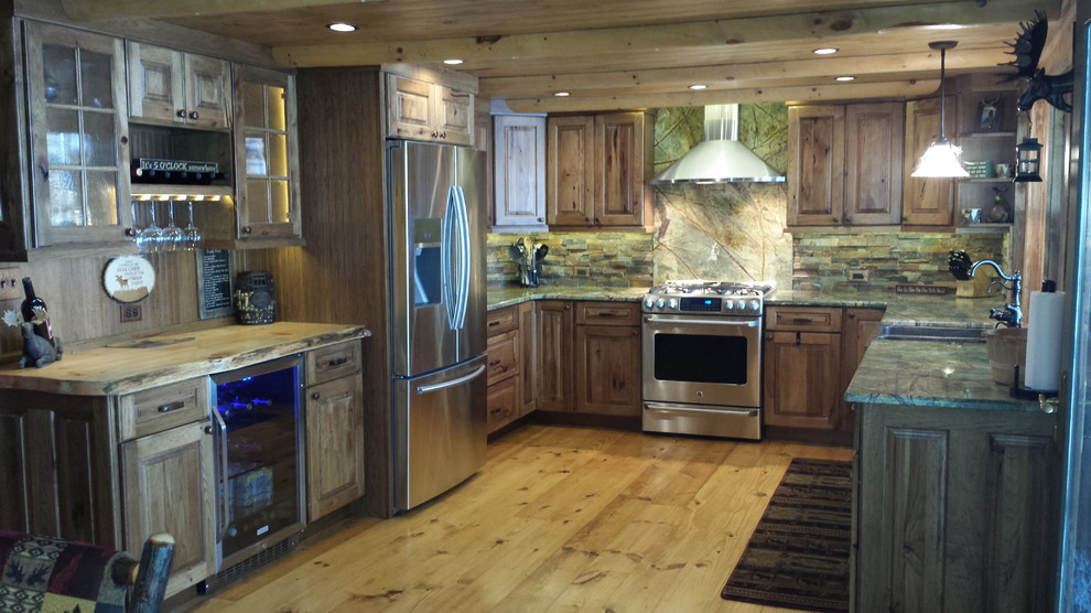 他の地域にあるラスティックスタイルのおしゃれなキッチン (中間色木目調キャビネット、御影石カウンター、白い調理設備) の写真