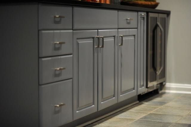 Offene Urige Küche mit Unterbauwaschbecken, Granit-Arbeitsplatte, Küchengeräten aus Edelstahl, Keramikboden und Kücheninsel in Baltimore