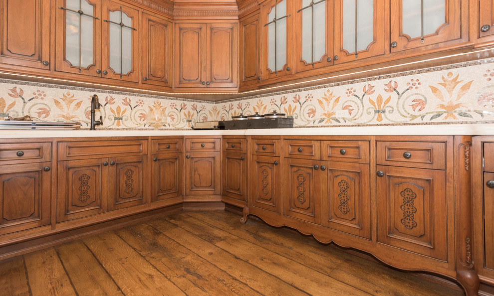 Offene, Mittelgroße Klassische Küche in U-Form mit profilierten Schrankfronten, dunklen Holzschränken, Betonarbeitsplatte und beiger Arbeitsplatte in New York