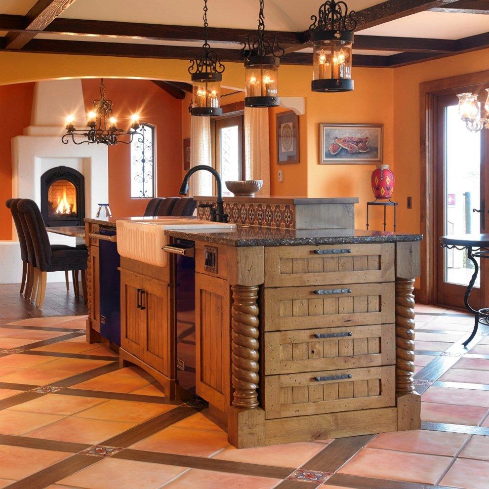 На фото: кухня среднего размера в стиле рустика с обеденным столом, фасадами цвета дерева среднего тона, гранитной столешницей и островом с