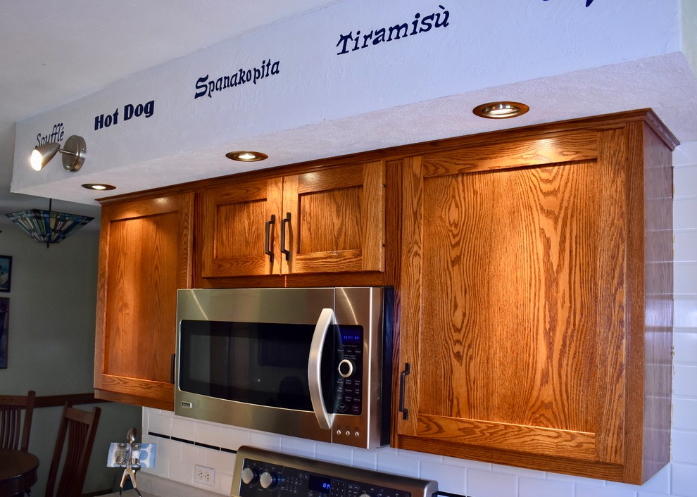 Foto de cocina rústica de tamaño medio sin isla con armarios estilo shaker y puertas de armario de madera oscura