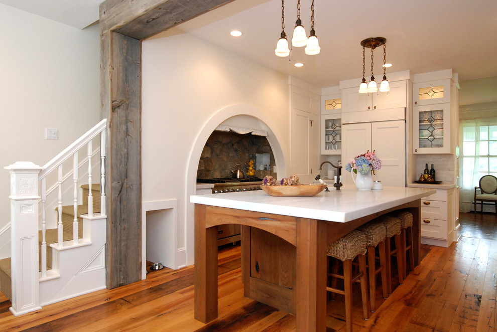 ニューヨークにあるヴィクトリアン調のおしゃれなキッチン (シェーカースタイル扉のキャビネット、白いキャビネット、大理石カウンター) の写真