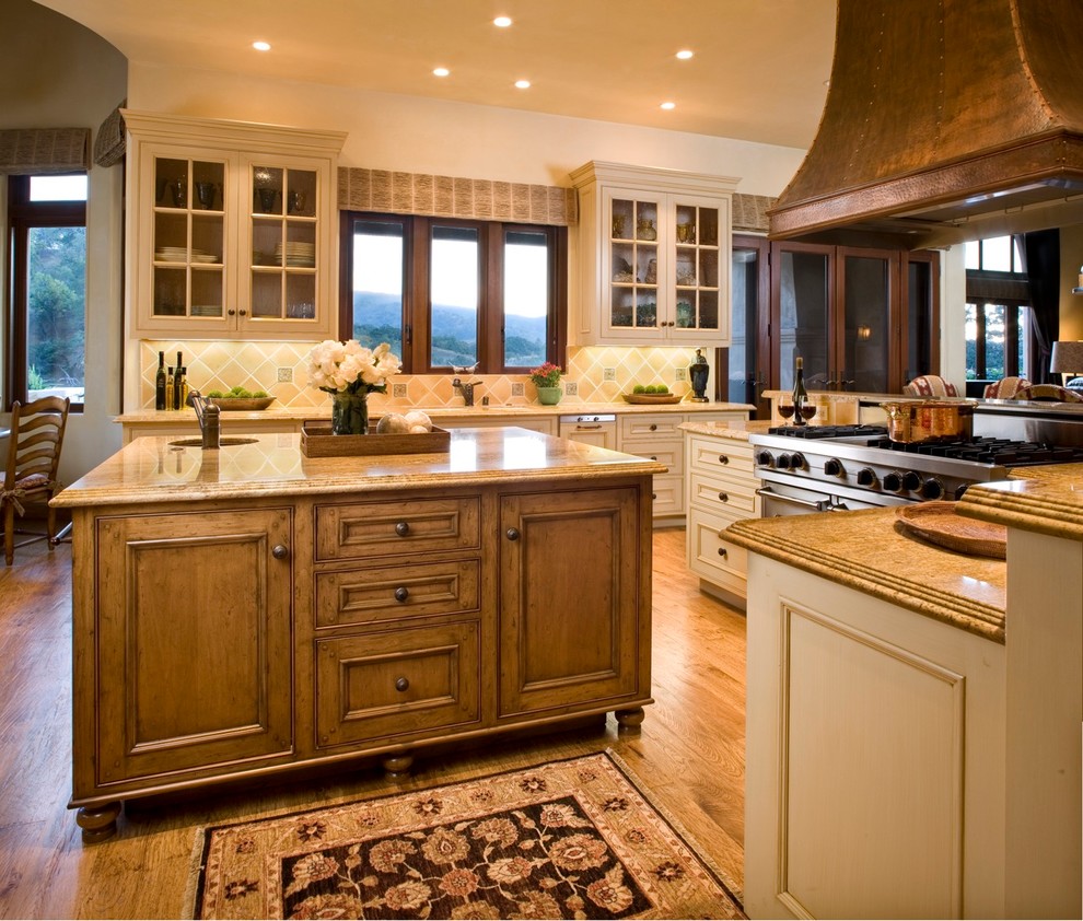 Rustikale Küche mit beigen Schränken, Küchenrückwand in Beige, brauner Arbeitsplatte und Kassettenfronten in Sonstige