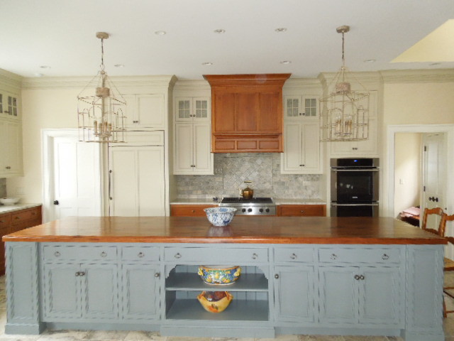Immagine di una grande cucina rustica con lavello sottopiano, paraspruzzi grigio, paraspruzzi con piastrelle in pietra, elettrodomestici in acciaio inossidabile e pavimento in travertino