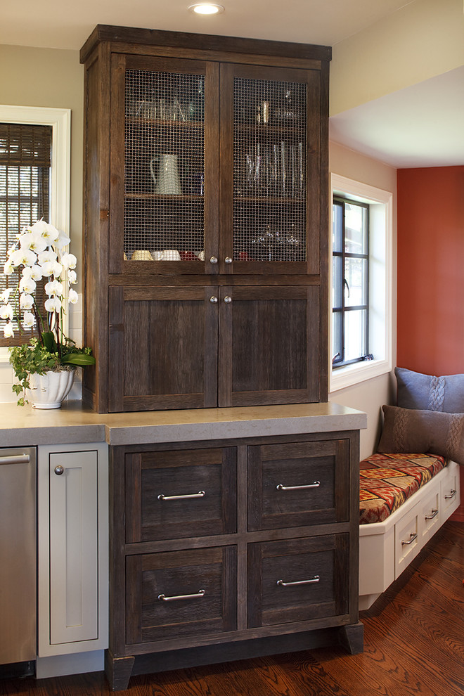 Diseño de cocina rústica de obra con armarios estilo shaker y puertas de armario de madera en tonos medios