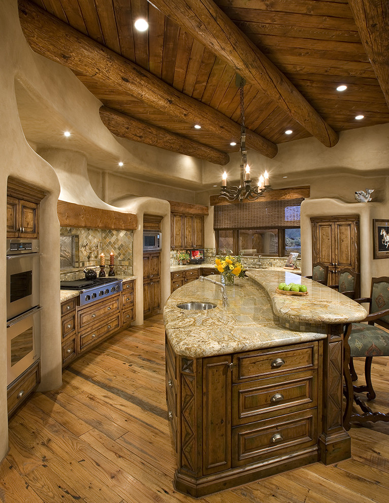 Rustikale Küche mit Küchengeräten aus Edelstahl, Rückwand aus Schiefer und Mauersteinen in Phoenix