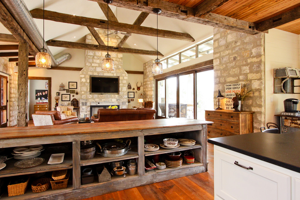 Cette image montre une cuisine ouverte chalet avec un placard sans porte et un plan de travail en bois.
