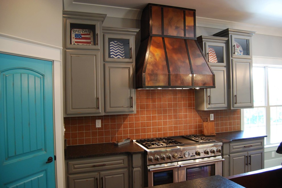 Exempel på ett stort rustikt kök, med en rustik diskho, mellanmörkt trägolv och en köksö