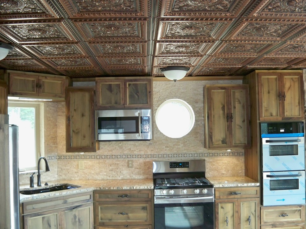 На фото: кухня в стиле рустика с плоскими фасадами и столешницей из кварцита с