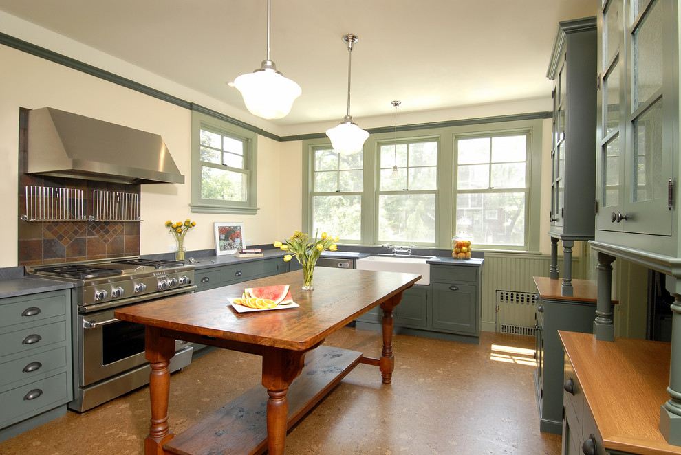 ボストンにあるヴィクトリアン調のおしゃれなキッチン (シルバーの調理設備、エプロンフロントシンク) の写真