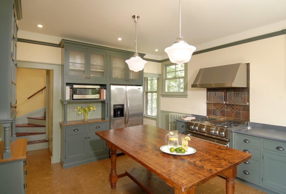 Пример оригинального дизайна: кухня в викторианском стиле с техникой из нержавеющей стали, фасадами с утопленной филенкой и зелеными фасадами