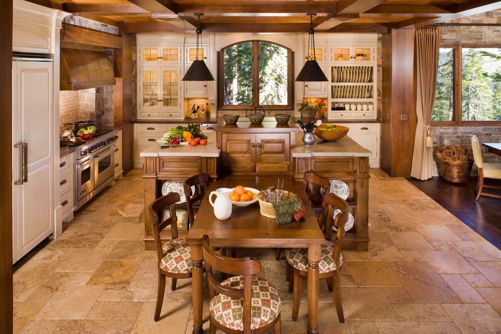Rustikale Küche in L-Form mit profilierten Schrankfronten, weißen Schränken und Kücheninsel in Sonstige