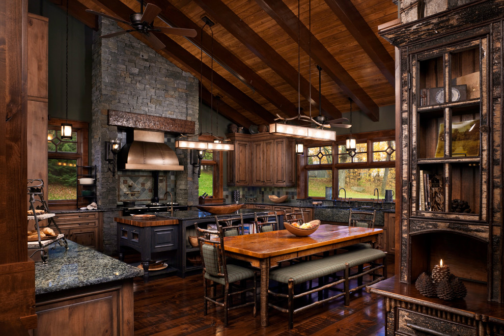 На фото: большая отдельная, п-образная кухня в стиле рустика с фасадами с выступающей филенкой и фасадами цвета дерева среднего тона