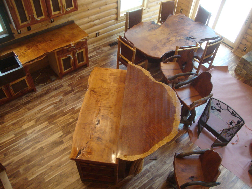 Foto di una grande cucina rustica con ante in legno bruno e pavimento in legno massello medio