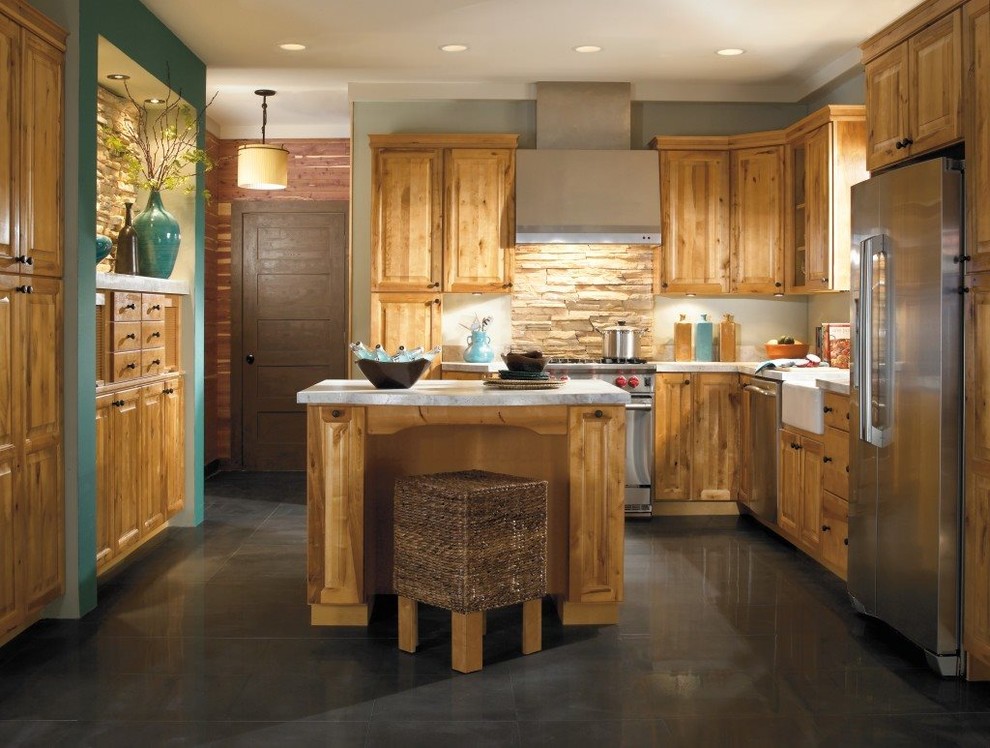 Inspiration för ett mellanstort rustikt kök, med en rustik diskho, luckor med upphöjd panel, skåp i ljust trä, rostfria vitvaror, en köksö och grått golv