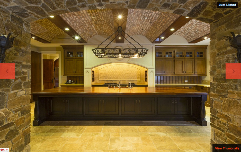 Idéer för att renovera ett mycket stort rustikt kök, med en dubbel diskho, skåp i mörkt trä, marmorbänkskiva, brunt stänkskydd, travertin golv och en köksö