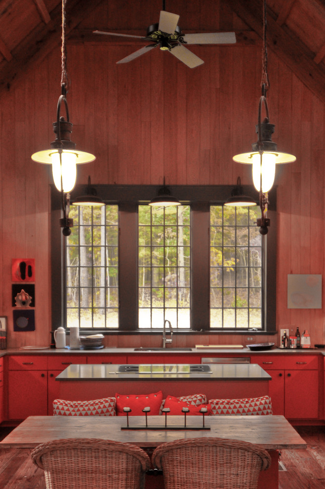 Inredning av ett rustikt kök, med röda skåp