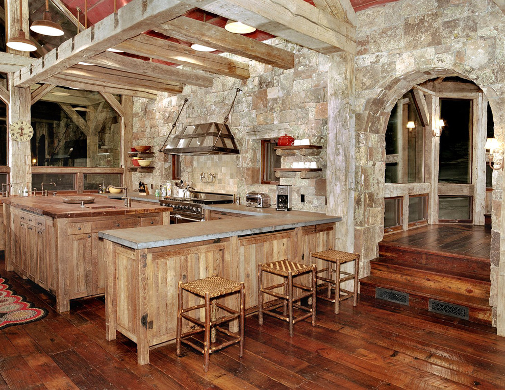 Aménagement d'une cuisine montagne en bois vieilli avec un plan de travail en cuivre.