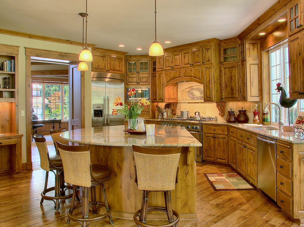 Rustik inredning av ett kök, med luckor med upphöjd panel, skåp i mellenmörkt trä och rostfria vitvaror