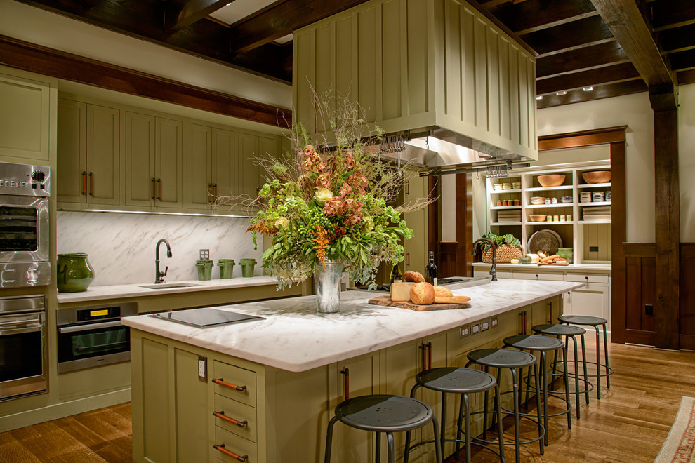 Zweizeilige Urige Küche mit Schrankfronten im Shaker-Stil, grünen Schränken, Küchenrückwand in Weiß, Rückwand aus Stein, Küchengeräten aus Edelstahl, braunem Holzboden und Kücheninsel in Washington, D.C.