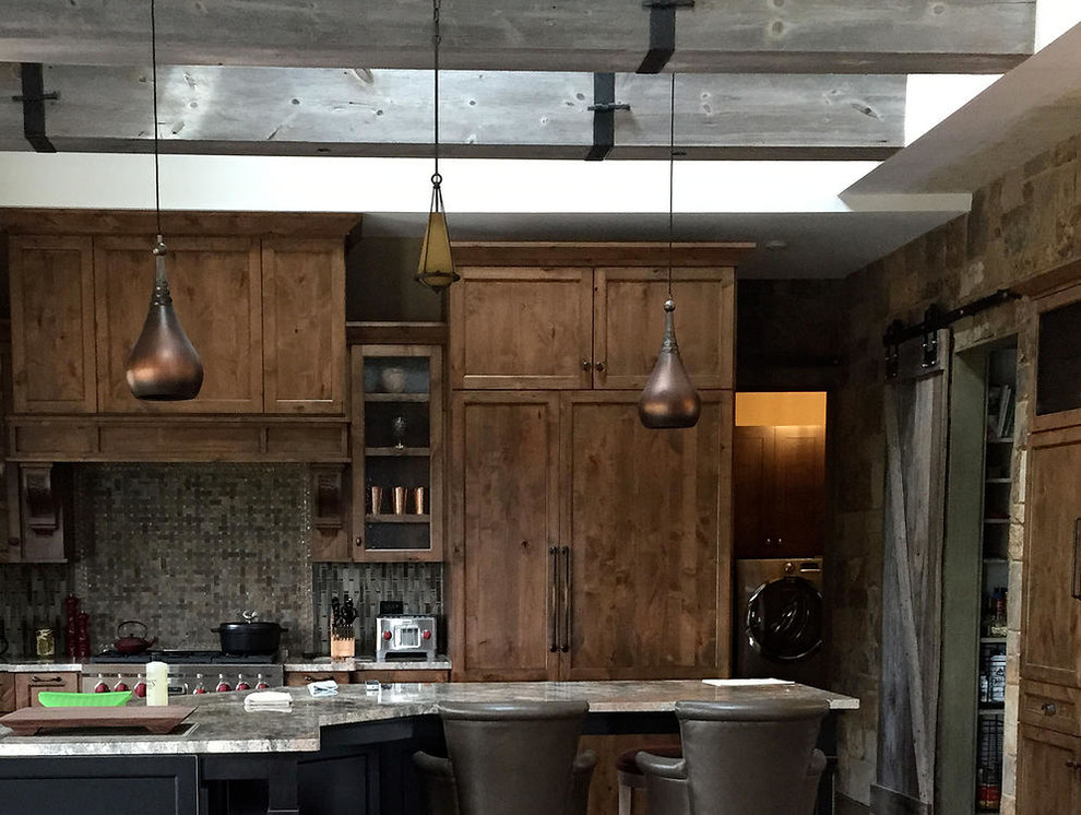 Inspiration för stora rustika kök, med luckor med infälld panel, skåp i mellenmörkt trä, granitbänkskiva, blått stänkskydd, stänkskydd i stenkakel, rostfria vitvaror och en köksö