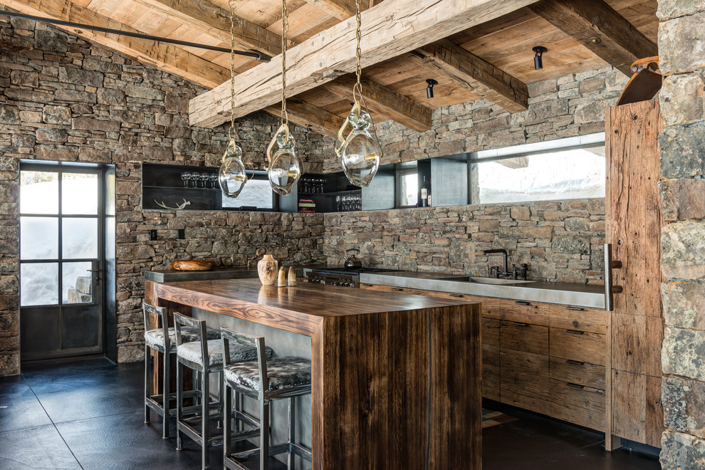 Rustikale Küche in L-Form mit flächenbündigen Schrankfronten, hellbraunen Holzschränken und Kücheninsel in Sonstige