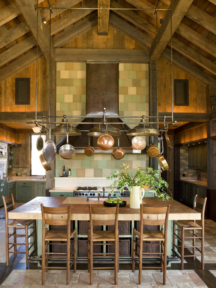Ispirazione per un cucina con isola centrale stile rurale con paraspruzzi multicolore, paraspruzzi con piastrelle a mosaico e elettrodomestici in acciaio inossidabile