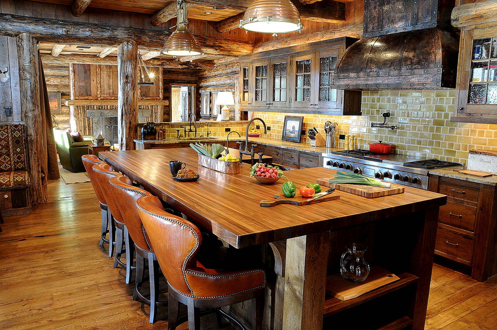 Foto di una cucina rustica con ante di vetro, top in legno, ante in legno bruno e paraspruzzi giallo