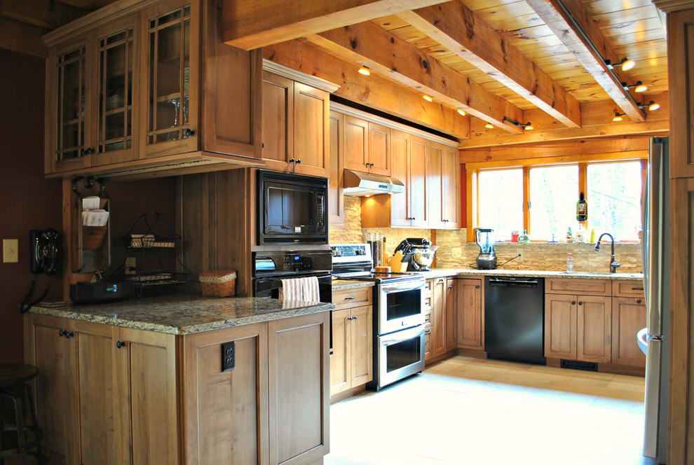 Bild på ett stort rustikt kök, med en undermonterad diskho, luckor med infälld panel, skåp i mellenmörkt trä, bänkskiva i kvarts, beige stänkskydd, stänkskydd i stenkakel, svarta vitvaror och en halv köksö