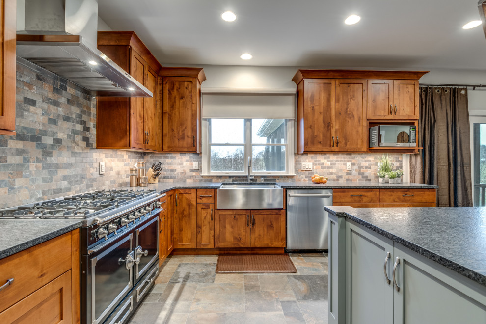 Geräumige Rustikale Küche in U-Form mit Landhausspüle, Schrankfronten im Shaker-Stil, Granit-Arbeitsplatte und Kücheninsel in Washington, D.C.