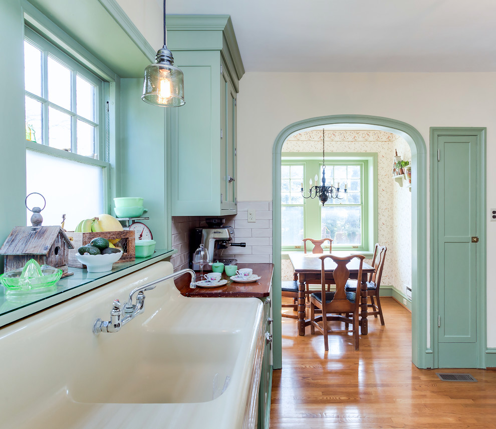 Bild på ett rustikt kök och matrum, med gröna skåp