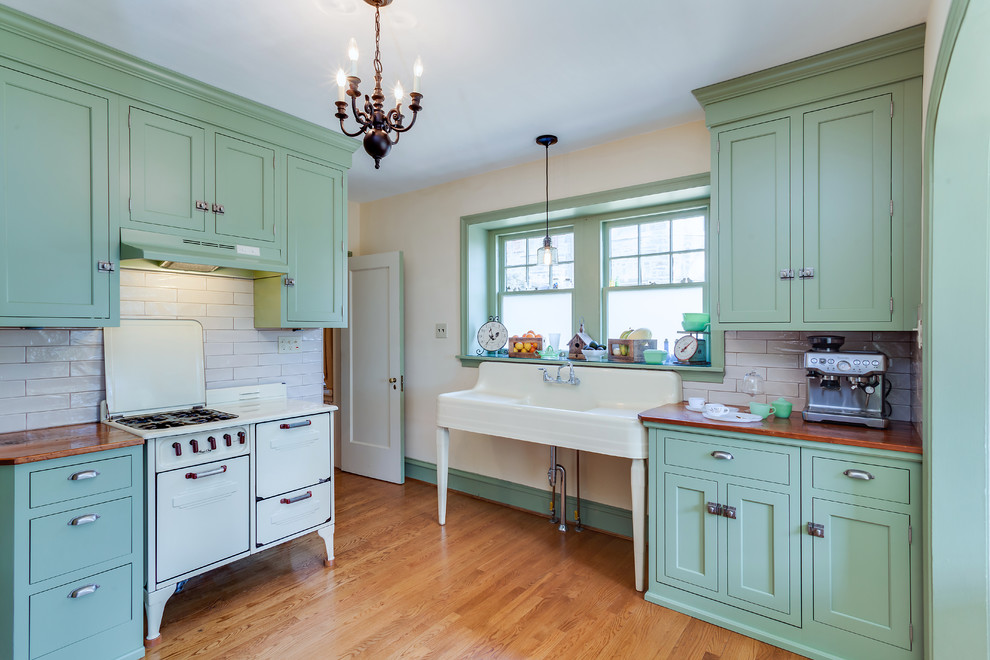 Rustik inredning av ett kök och matrum, med gröna skåp