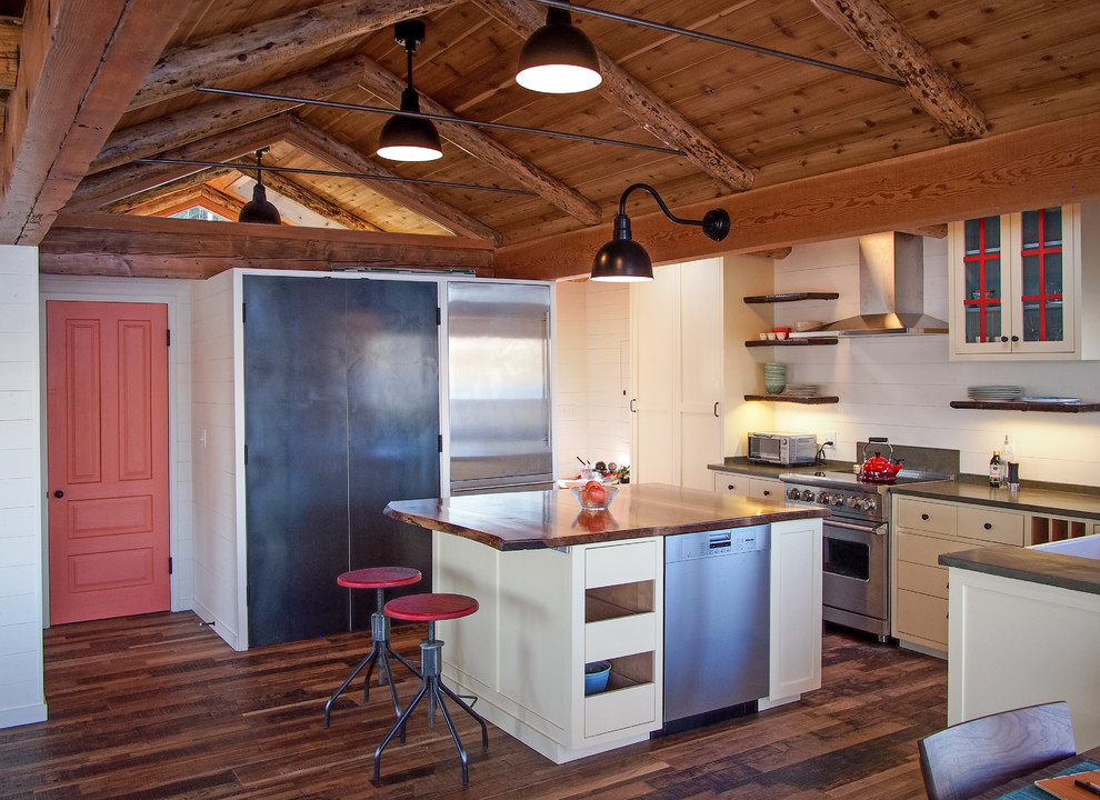 Mittelgroße Urige Wohnküche in L-Form mit Landhausspüle, Schrankfronten im Shaker-Stil, weißen Schränken, Küchenrückwand in Beige, Küchengeräten aus Edelstahl, dunklem Holzboden und Kücheninsel in Seattle