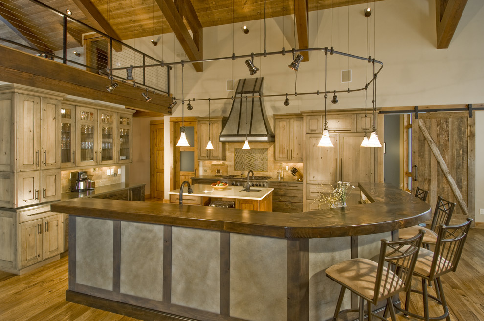 Rustikale Wohnküche mit hellbraunen Holzschränken, Küchenrückwand in Beige und Elektrogeräten mit Frontblende in Sonstige