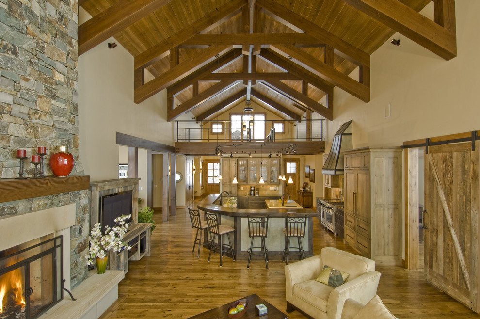 Пример оригинального дизайна: угловая кухня-гостиная в стиле рустика с фасадами в стиле шейкер и фасадами цвета дерева среднего тона