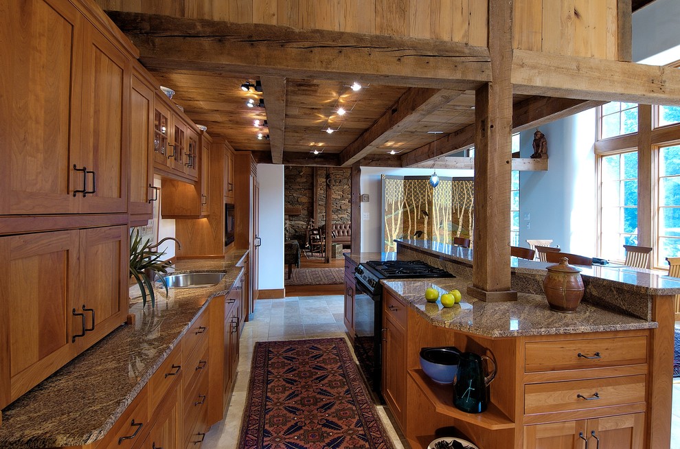 Foto på ett rustikt kök, med granitbänkskiva