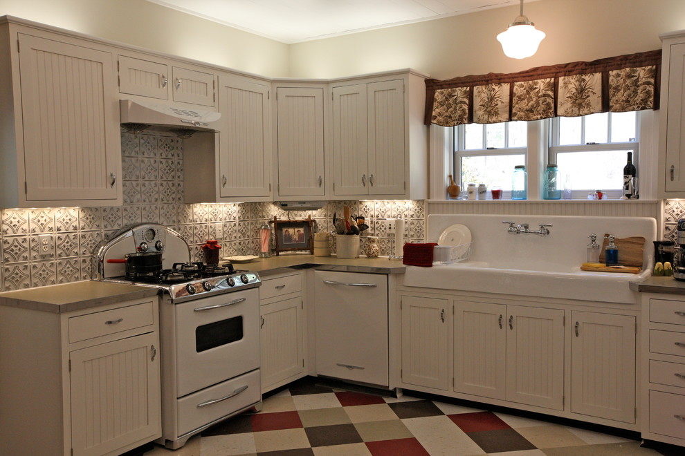 Inspiration for a rustic kitchen remodel in Tampa