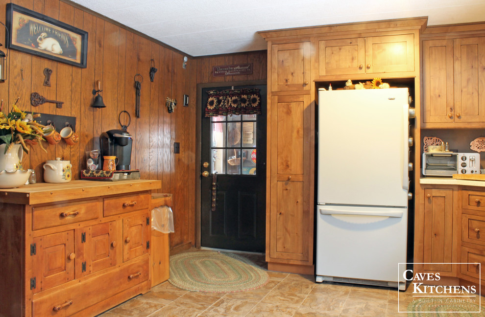 Exempel på ett avskilt, litet rustikt l-kök, med en nedsänkt diskho, luckor med infälld panel, skåp i mellenmörkt trä, bänkskiva i koppar, vita vitvaror och laminatgolv