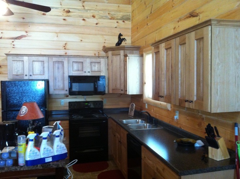 Foto de cocinas en L rural de tamaño medio con armarios con paneles empotrados, puertas de armario con efecto envejecido y encimera de laminado