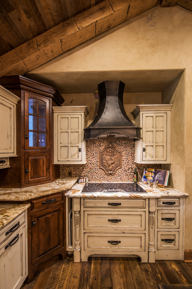 Exempel på ett avskilt, stort rustikt u-kök, med luckor med infälld panel, beige skåp, brunt stänkskydd, mörkt trägolv, granitbänkskiva, en köksö, en rustik diskho och integrerade vitvaror