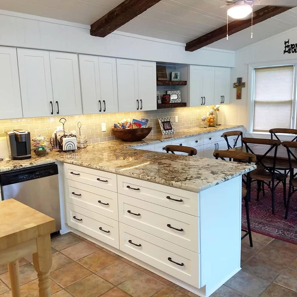Esempio di una cucina abitabile stile rurale di medie dimensioni con ante in stile shaker, ante bianche, top in granito, paraspruzzi grigio, paraspruzzi in gres porcellanato, penisola e top multicolore