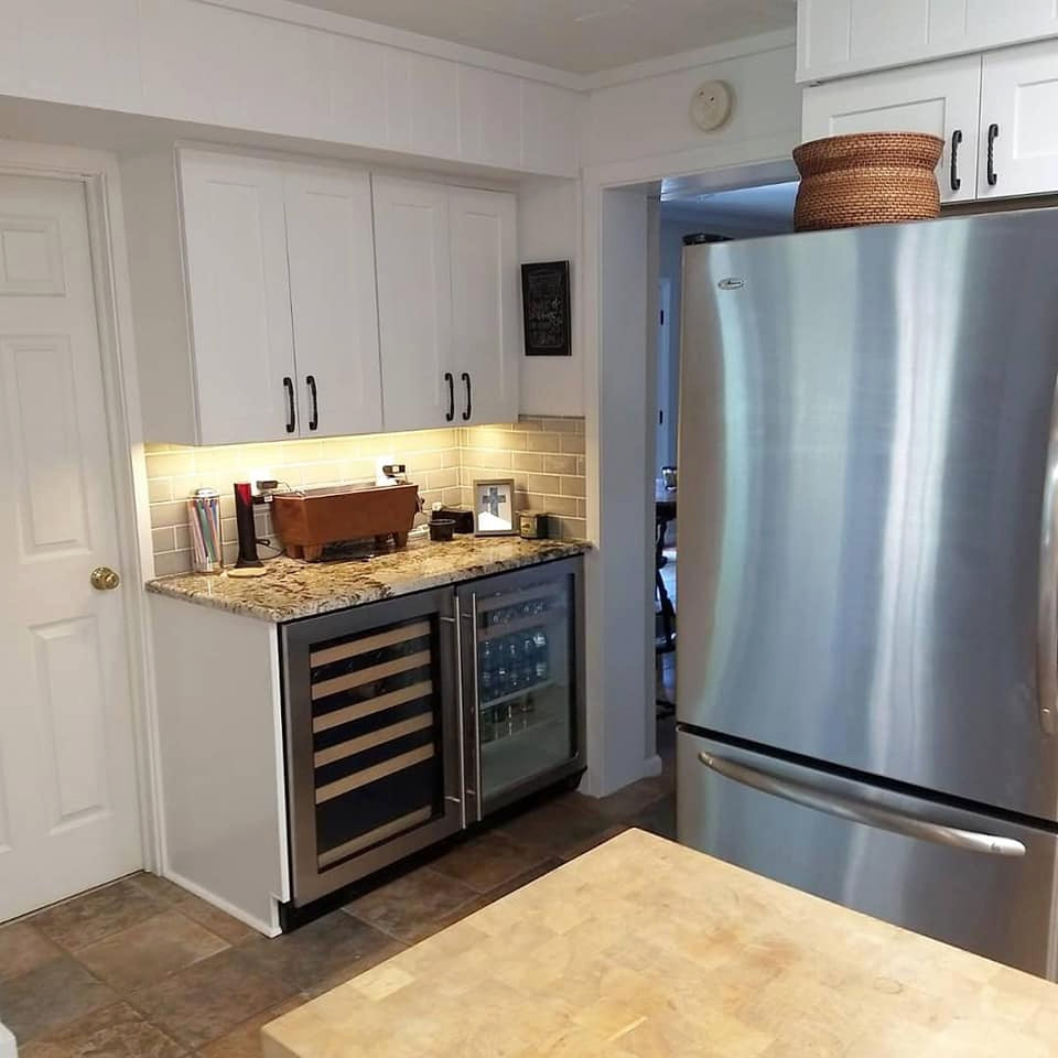 Exempel på ett mellanstort rustikt flerfärgad flerfärgat kök och matrum, med skåp i shakerstil, vita skåp, granitbänkskiva, grått stänkskydd, stänkskydd i porslinskakel och en halv köksö