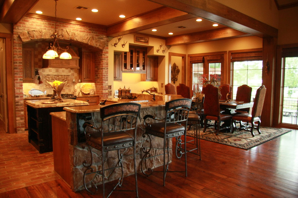 Exempel på ett avskilt, stort rustikt l-kök, med luckor med infälld panel, skåp i mellenmörkt trä, granitbänkskiva, beige stänkskydd, stänkskydd i stenkakel, rostfria vitvaror, tegelgolv och en köksö
