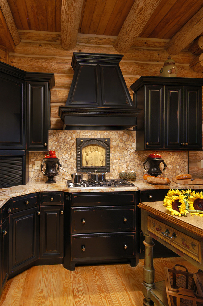 Inspiration för mellanstora rustika kök, med luckor med upphöjd panel, svarta skåp, granitbänkskiva, beige stänkskydd, stänkskydd i stenkakel, rostfria vitvaror, ljust trägolv och en köksö