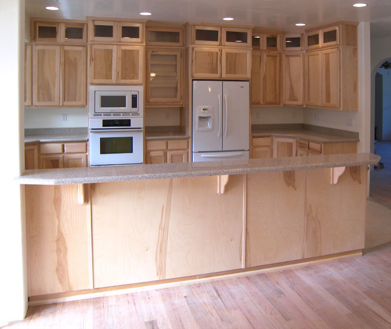 Imagen de cocina sin isla con armarios estilo shaker, puertas de armario de madera clara, electrodomésticos blancos y encimeras grises