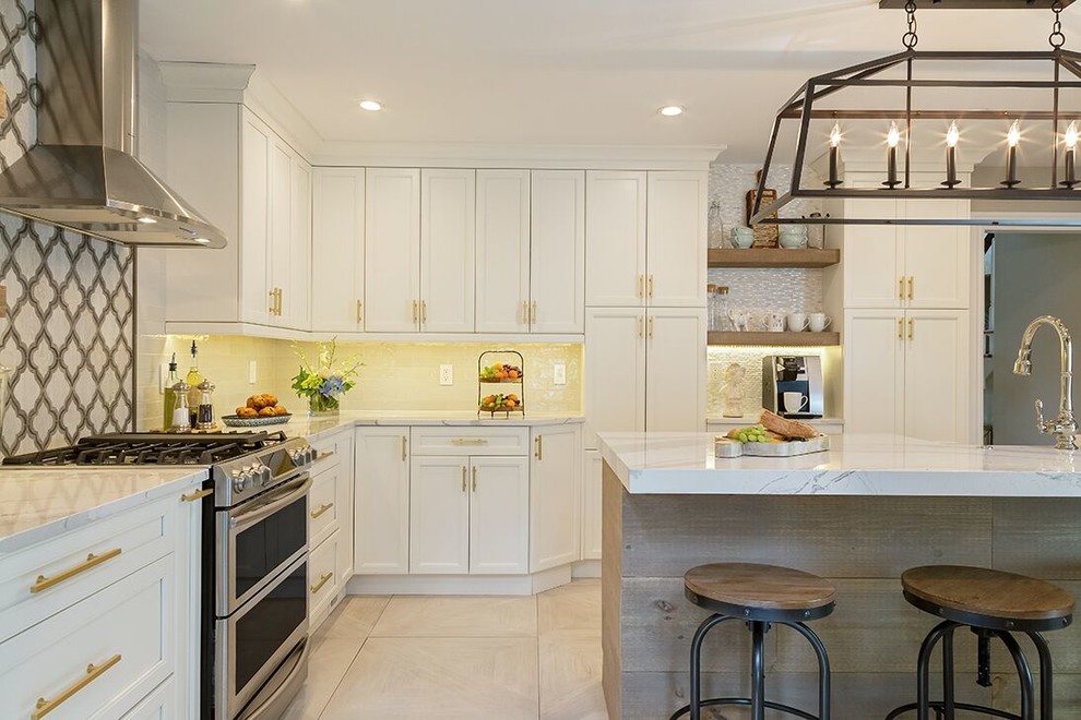 Mittelgroße Landhausstil Wohnküche mit Schrankfronten im Shaker-Stil, Porzellan-Bodenfliesen und Kücheninsel in New York