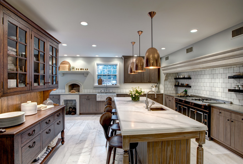 Klassische Küche mit Kücheninsel, Waschbecken, hellbraunen Holzschränken, Küchenrückwand in Weiß und schwarzen Elektrogeräten in Philadelphia